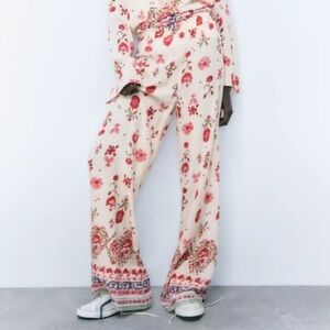 Zara- Floral Print Wide Leg Pants- XS
100 % Viscose!